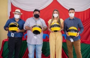 Ana Paula Lobato entrega capacetes a mototaxistas pinheirenses