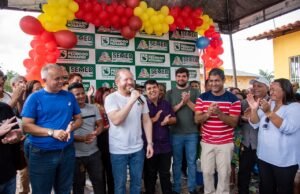 Othelino Neto participa da inauguração de escola em Pedro do Rosário