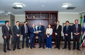 Comissão de juristas entrega a Othelino proposta de atualização da legislação ambiental do Maranhão