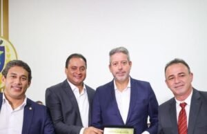 Arthur Lira recebe medalha da Famem e discute pauta municipalista