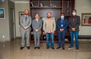 Othelino recebe do presidente do TJMA novo plano de cargos dos servidores do Judiciário