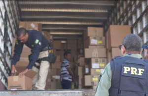 PRF apreende carga de sandálias falsificadas em São Luís