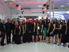 Sucesso no Lançamento do Novo Nissan Frontier O gerente Antônio Marcos entre as colaboradoras da Nissan Tropical Veículos