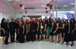 Sucesso no Lançamento do Novo Nissan Frontier O gerente Antônio Marcos entre as colaboradoras da Nissan Tropical Veículos