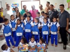 Fernando Pessoa realiza entrega de fardamentos e material escolar