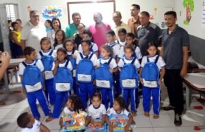 Fernando Pessoa realiza entrega de fardamentos e material escolar