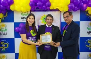 Osmar Filho recebe homenagem da Apae nos 30 anoso do teste do pezinho na instituição