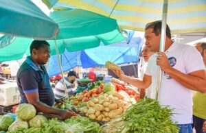 Weverton Rocha realiza visita na feira e no Hortomercado da Cidade Operária