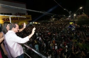Ribamar celebra 70 anos com fogos de artifício e show de Mara Pavanelly em trio elétrico