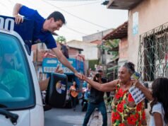 Fernando Braide recebe carinho de ludovicenses durante carreata no João de Deus e bairros vizinhos, em São Luís