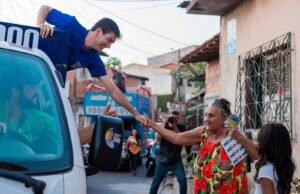 Fernando Braide recebe carinho de ludovicenses durante carreata no João de Deus e bairros vizinhos, em São Luís