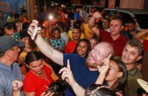 Vargem Grande – Othelino participa de caminhada em apoio à sua reeleição