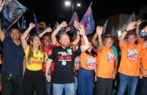 Grande caminhada em Santa Helena reitera apoio a Othelino e Ana Paula