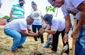 Prefeita Paula Azevedo realiza plantio de mudas na comunidade Novo Horizonte