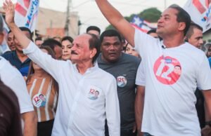 Dr. Julinho mostra força e lidera caminhada com Weverton na região das Vilas