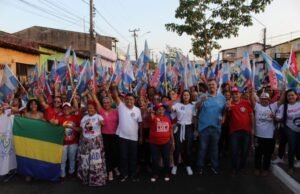 Paula Azevedo reúne multidão em caminhada Mulheres com Lula
