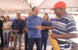 Prefeitura entrega 97 títulos de regularização fundiária