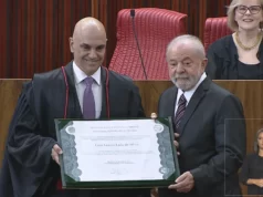 Lula é diplomado pelo TSE, chora e diz que o povo reconquistou a democracia
