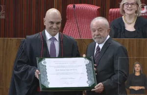 Lula é diplomado pelo TSE, chora e diz que o povo reconquistou a democracia