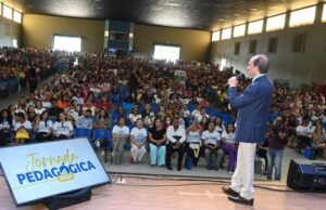 Dr. Julinho anuncia reajuste de 15% aos professores e 2 programas educacionais em Ribamar