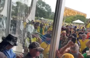 Radicais invadem e depredam Planalto, Congresso e Supremo
