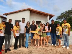 Glalbert e Mulato entregam casa à ganhadora de sorteio do Natal do Povo Ribamarense