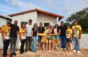 Glalbert e Mulato entregam casa à ganhadora de sorteio do Natal do Povo Ribamarense