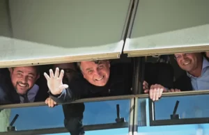 Bolsonaro chega ao Brasil após passar três meses nos Estados Unidos