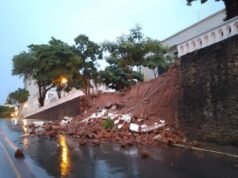 Muro em frente ao Palácio dos Leões desaba devido as fortes chuvas