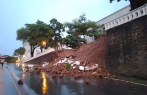 Muro em frente ao Palácio dos Leões desaba devido as fortes chuvas