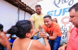 Penha e Paulo Victor entregam pescados em São Luís