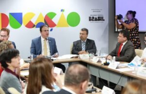 Felipe Camarão participa de reunião com o ministro Camilo Santana