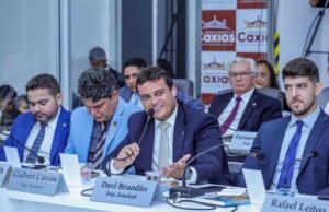 Glalbert Cutrim homenageia ex-deputados em Caxias