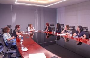 Iracema Vale discute efetivação de lei que garante presença de assistentes sociais e psicólogos nas escolas