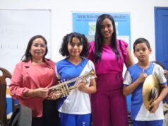 Paula Azevedo e Yanne Pessoa entregam instrumentos musicais para alunos da rede municipal de ensino