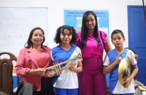 Paula Azevedo e Yanne Pessoa entregam instrumentos musicais para alunos da rede municipal de ensino