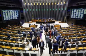 Dez deputados do MA votam a favor de projeto que criminaliza discriminação contra políticos