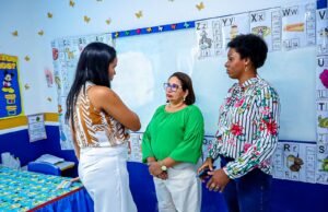 Prefeita Paula Azevedo visita escolas municipais de Paço Lumiar