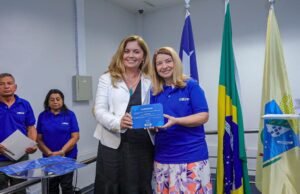 Iracema Vale é homenageada com placa “Deputada Municipalista” concedida pela UNEPP