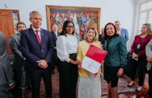 Iracema Vale é homenageada com mais alta comenda do Poder Judiciário maranhense