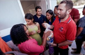 Prefeito Fernando Pessoa entrega obras e cestas básicas