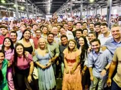 Brandão e Paulo Casé comemoram a entrega de 3 mil carrinhos do Minha Renda