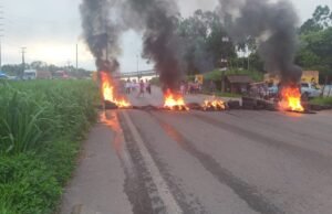 Manifestantes interditam trecho da BR – 135, em São Luís