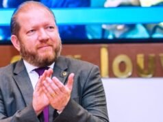 Othelino arregimenta “buchas” e mira em vaga de federal