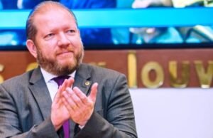 Othelino arregimenta “buchas” e mira em vaga de federal