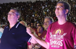 Dino e Braide oram juntos durante celebração do Corpus Christi em São Luís