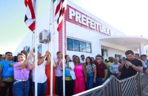 Em Urbano Santos, Iracema Vale comemora entrega de trecho da estrada que liga a cidade a Barreirinhas