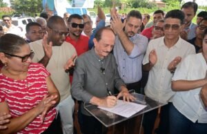 Prefeito assina ordem de serviço para início imediato de obras na estrada do Apicum.