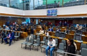 Deputados saem em defesa do governador Brandão após críticas de Othelino