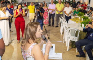 Iracema Vale anuncia sanção do PCCV dos servidores durante confraternização